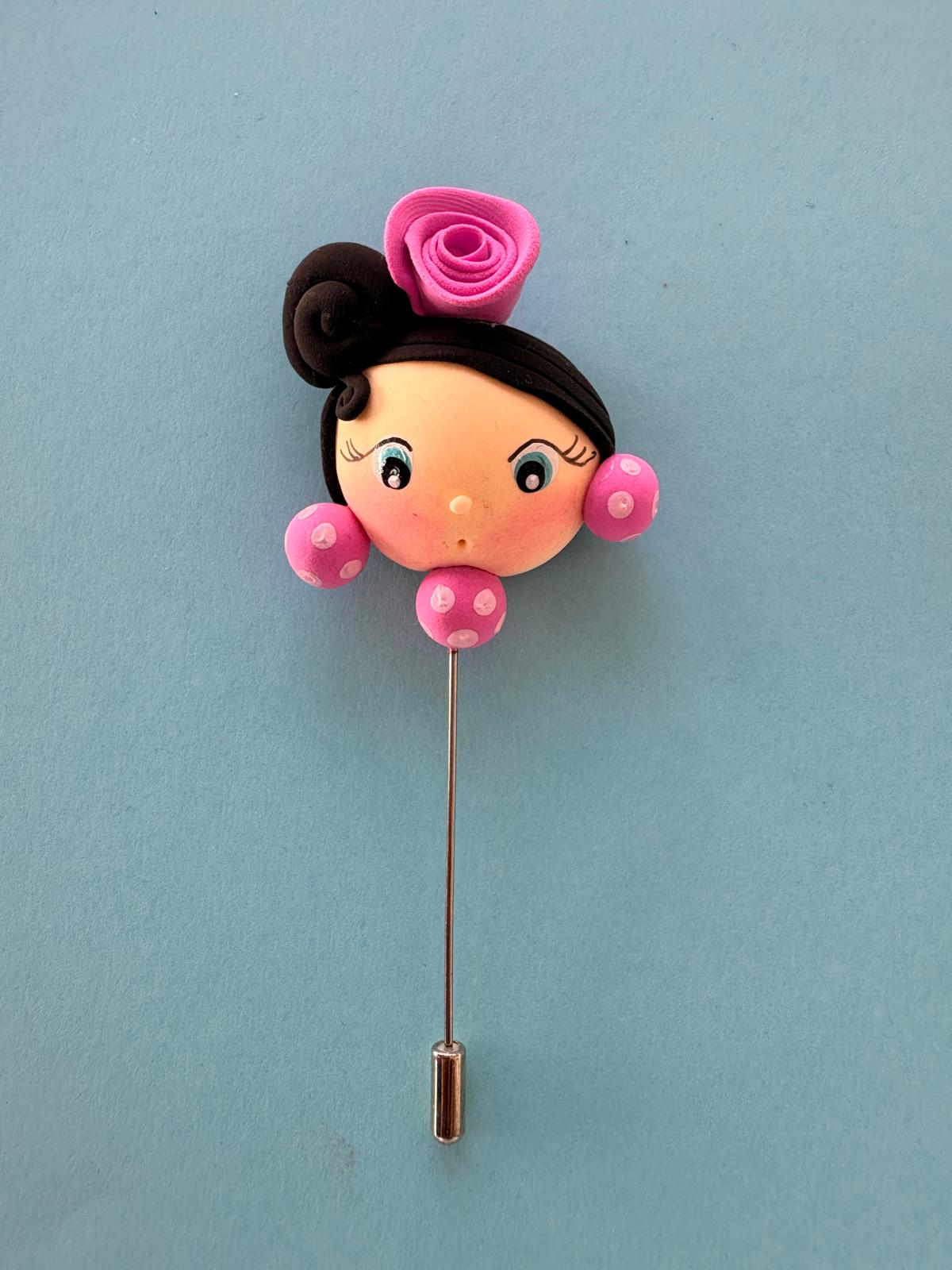 Alfiler de flamenca morena y rosa, hecho a mano