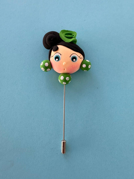 Alfiler de flamenca morena y verde, hecho a mano