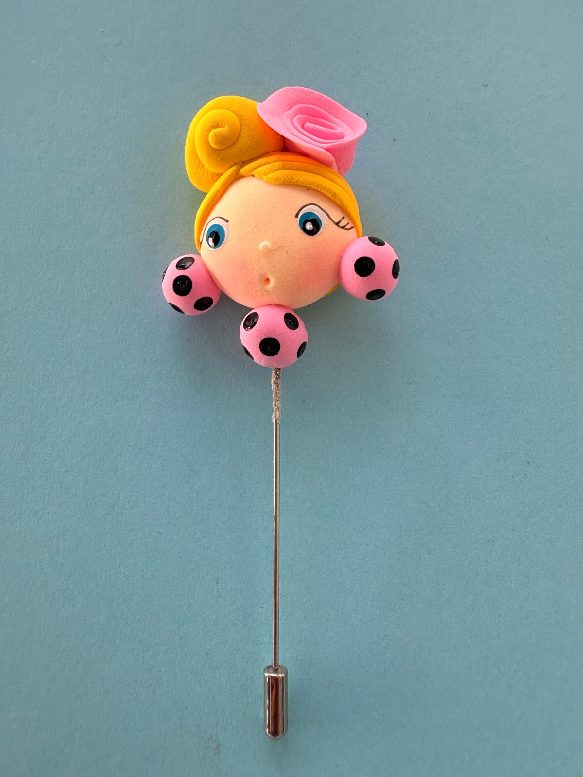 Alfiler de flamenca rubia y rosa, hecho a mano
