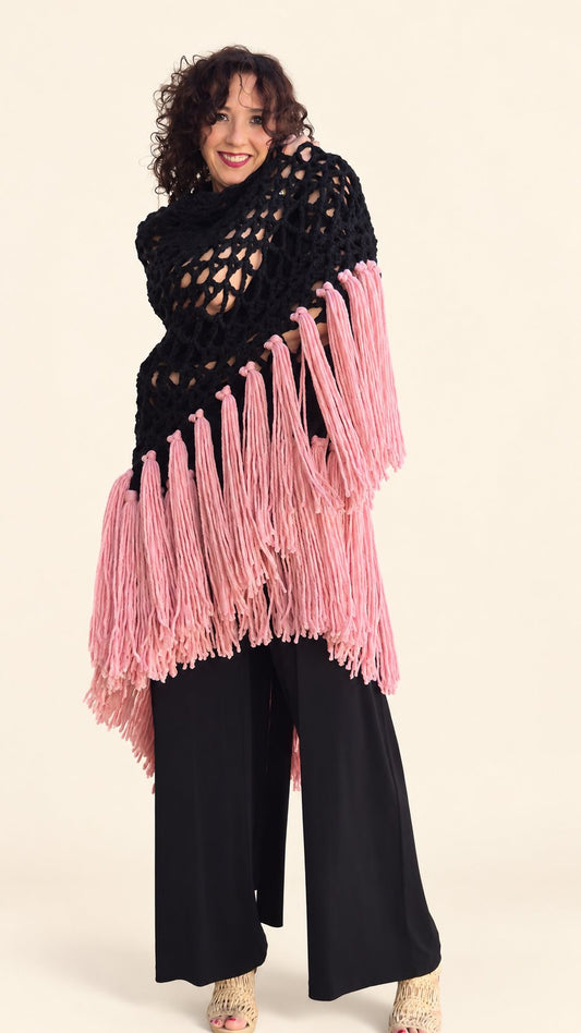 Chal Piluka negro con flecos rosa chicle, chal cruzado, fondo crema