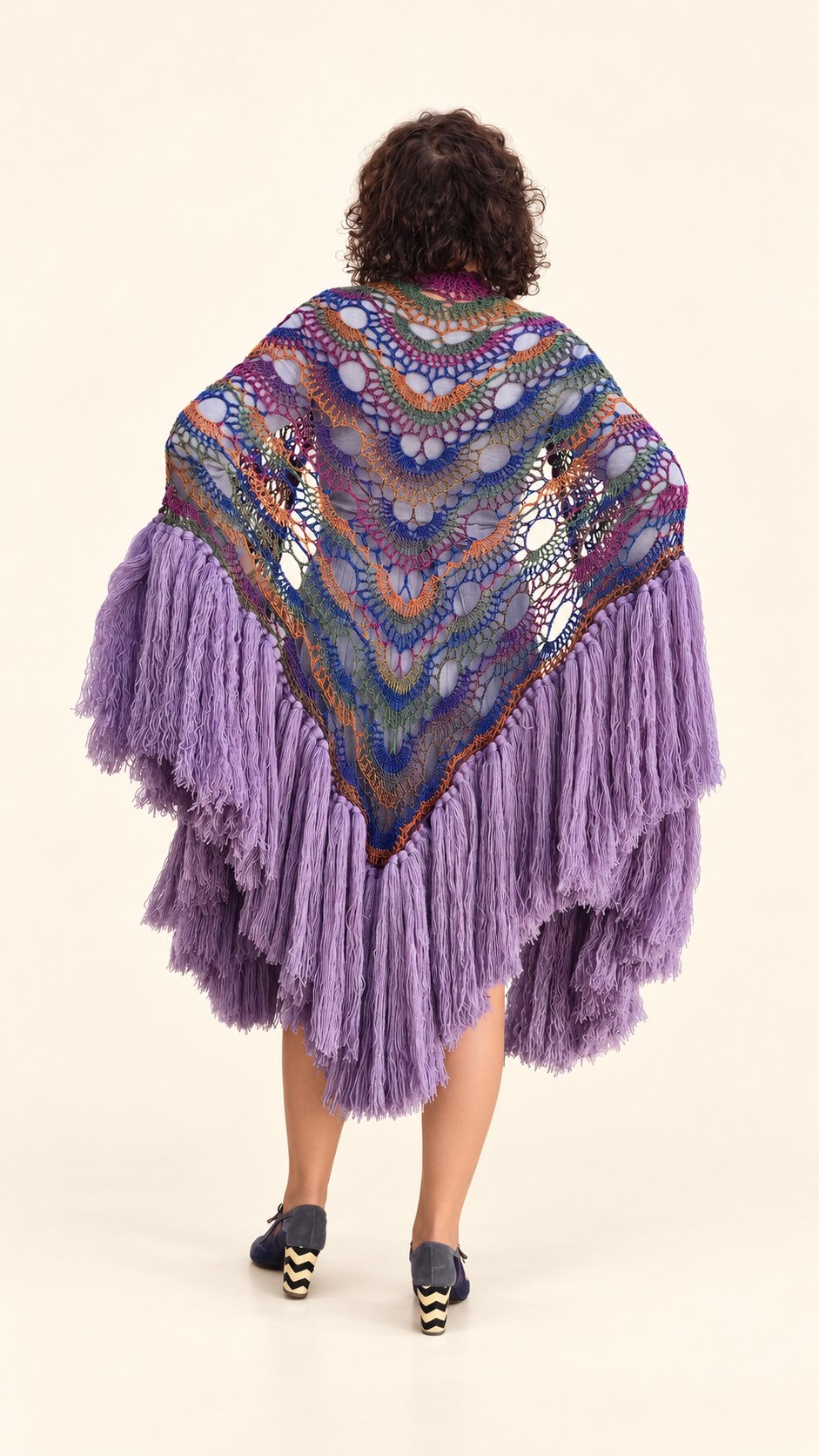 Chal Claudia de lana multicolor con flecos lilas, abierto de espaldas, fondo crema