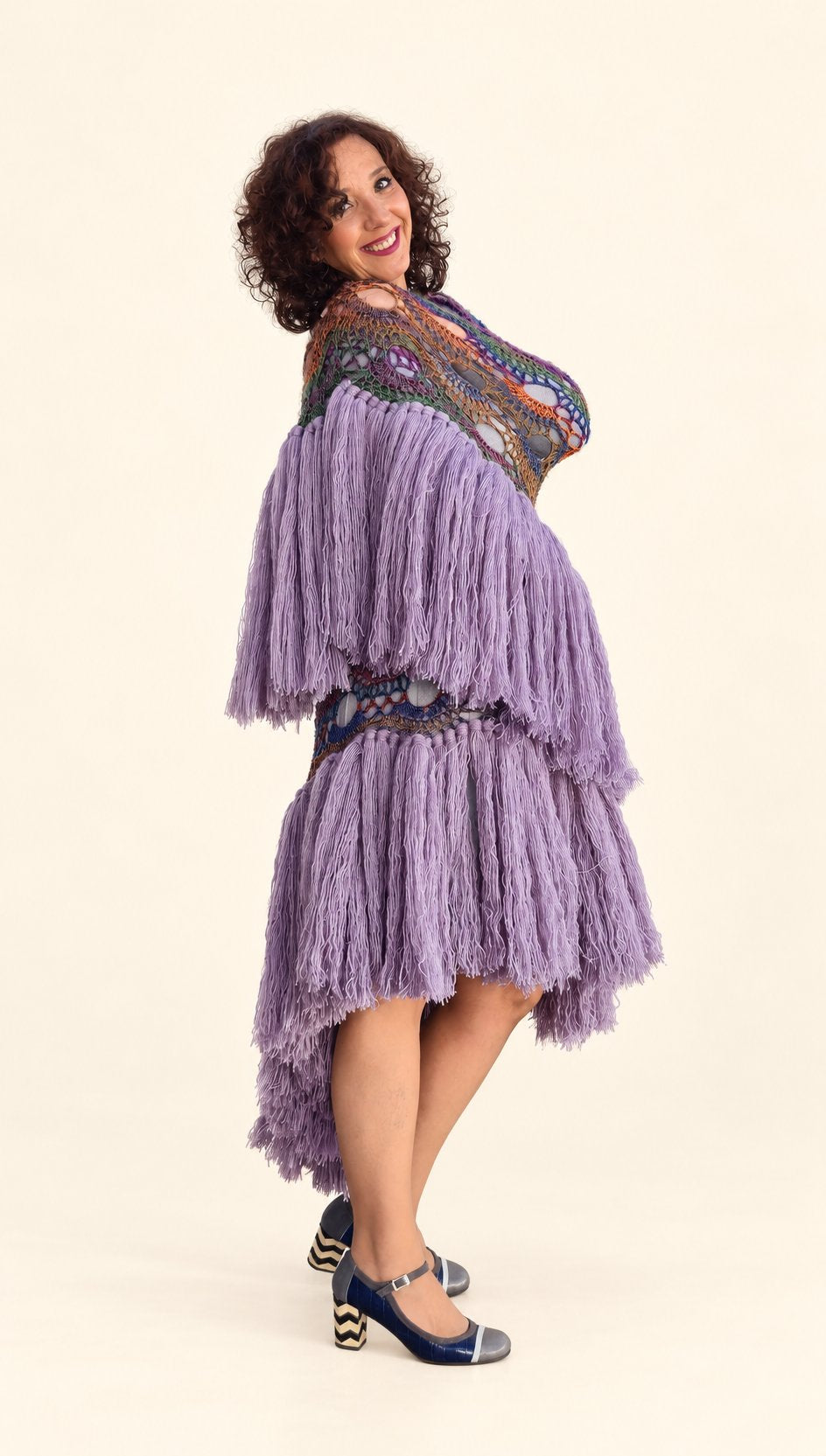 Chal Claudia de lana multicolor con flecos lilas, vista lateral, fondo crema