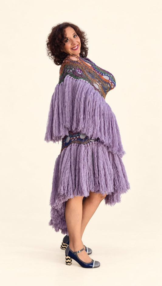 Chal Claudia de lana multicolor con flecos lilas, vista lateral, fondo crema