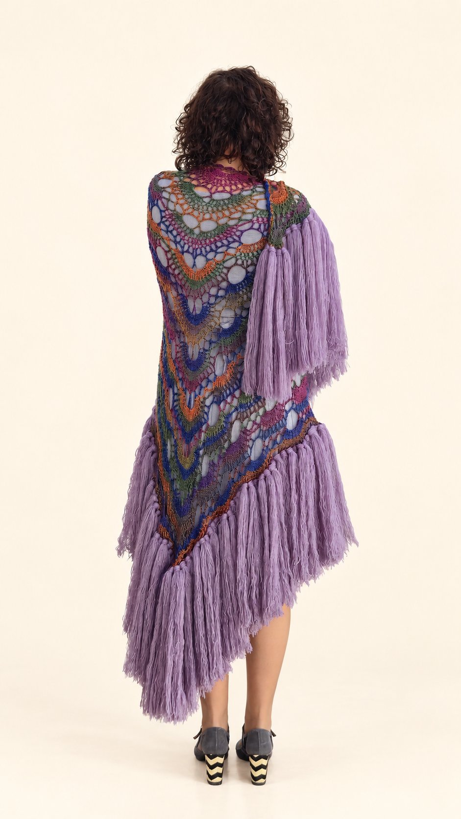 Chal Claudia de lana multicolor con flecos lilas, vista de espalda, fondo crema