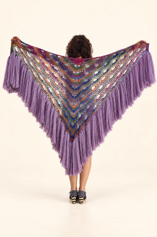 Chal Claudia de lana multicolor con flecos lilas, extendido de espaldas, fondo crema
