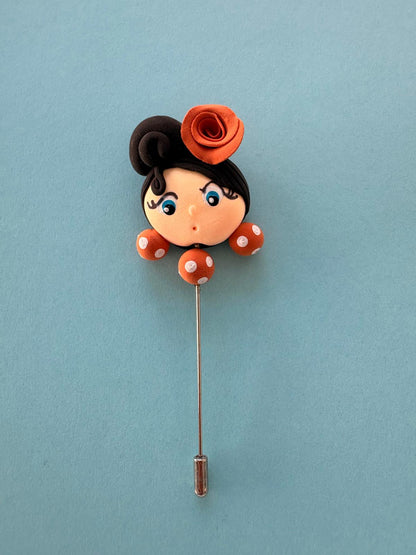 Alfiler de flamenca morena y naranja, hecho a mano