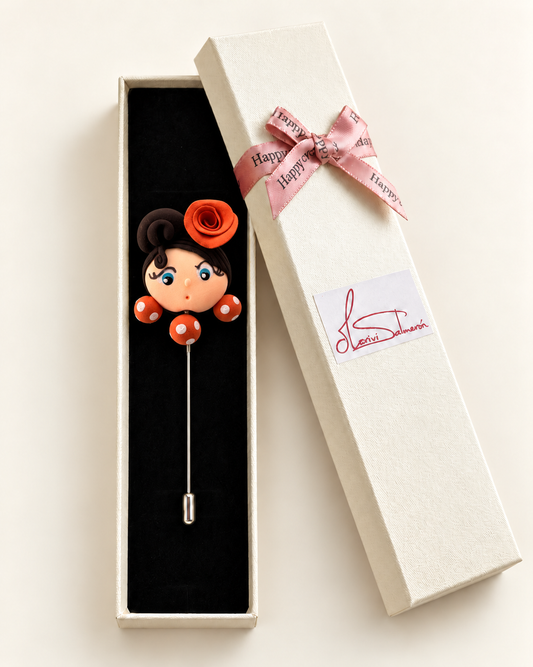 Alfiler de flamenca morena y naranja presentado en su caja de regalo Mariví Salmerón