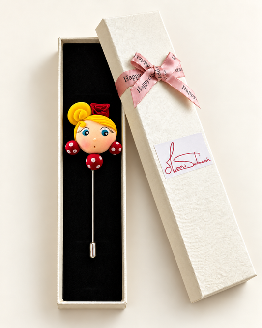Alfiler de flamenca rubia y rojo presentado en su caja de regalo Mariví Salmerón