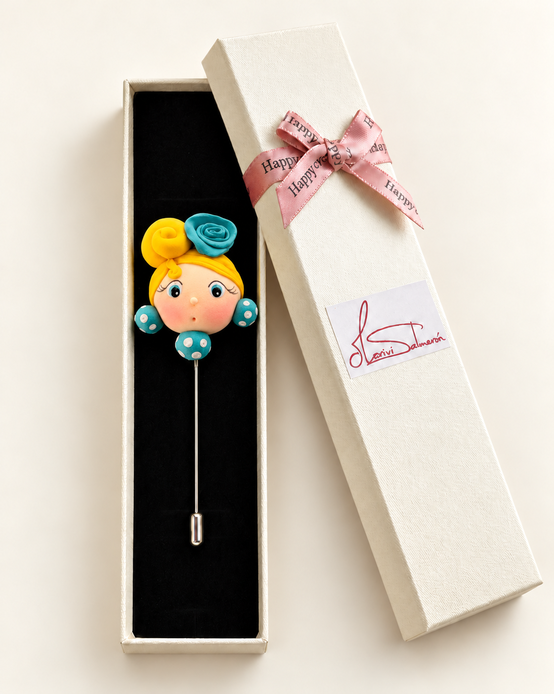Alfiler de flamenca rubia y turquesa presentado en su caja de regalo Mariví Salmerón