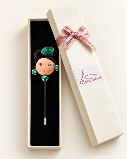 Alfiler de flamenca morena y verde Andalucía presentado en su caja de regalo Mariví Salmerón
