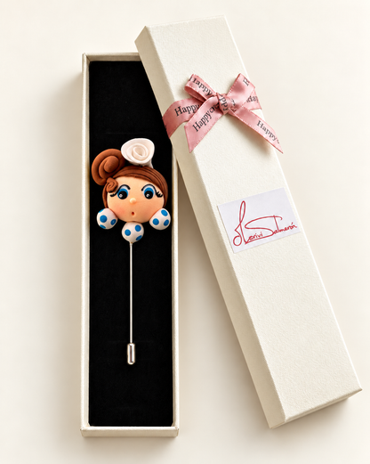Alfiler de flamenca castaño y blanco presentado en su caja de regalo Mariví Salmerón