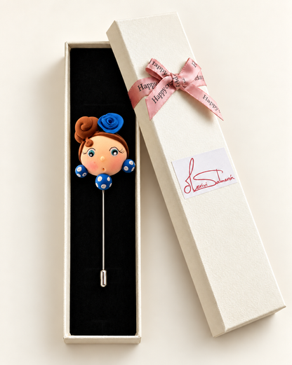Alfiler de flamenca castaño y azul presentado en su caja de regalo Mariví Salmerón