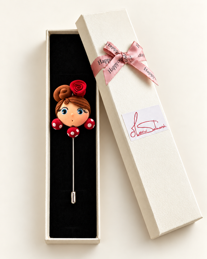 Alfiler de flamenca castaño y rojo presentado en su caja de regalo Mariví Salmerón