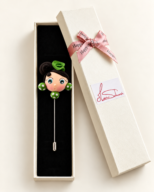 Alfiler de flamenca morena y verde presentado en su caja de regalo Mariví Salmerón
