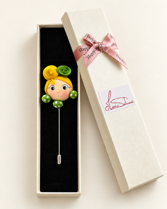 Alfiler de flamenca rubia y verde presentado en su caja de regalo Mariví Salmerón