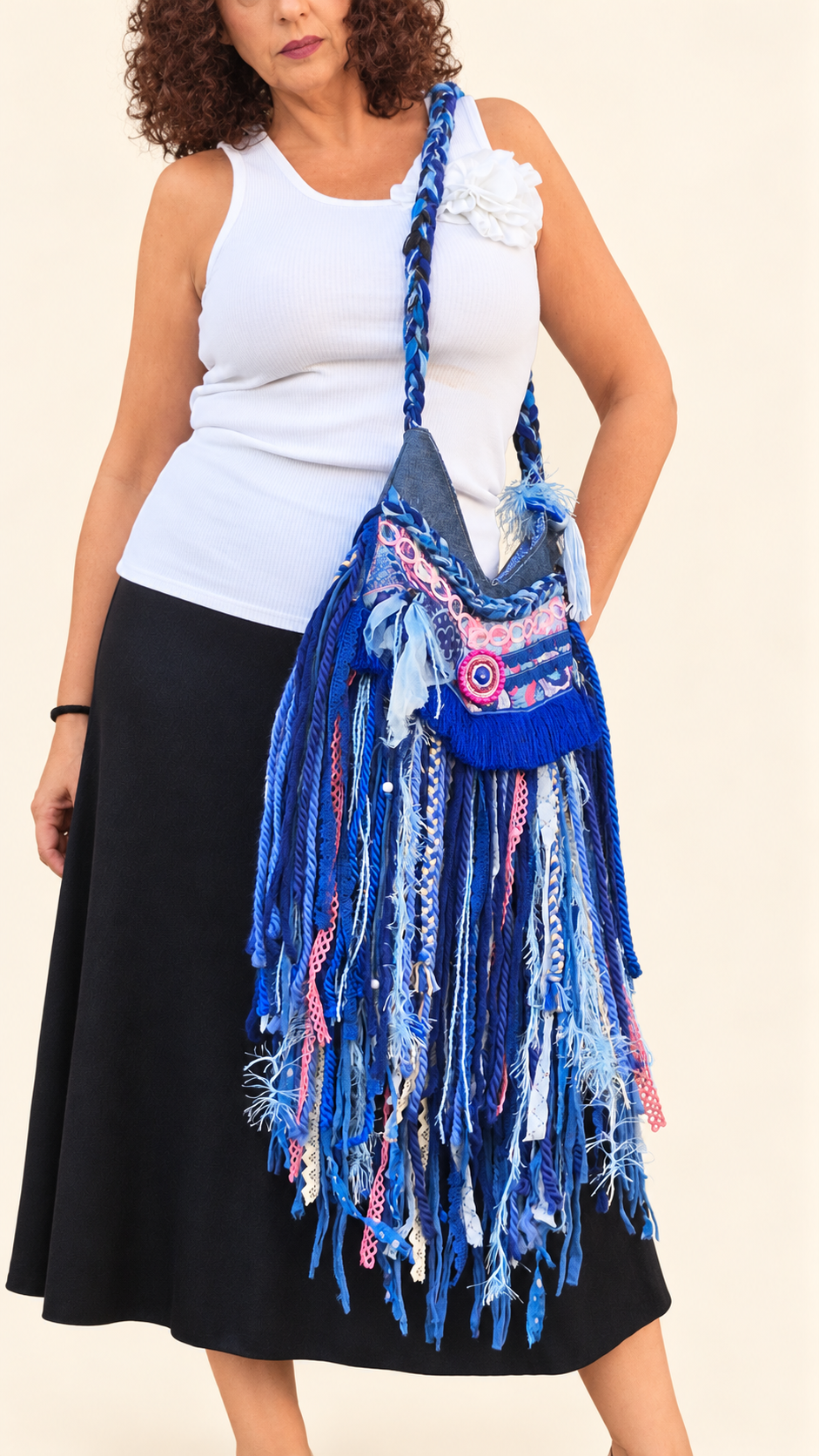 Bolso boho barcelona sobre fondo marfil