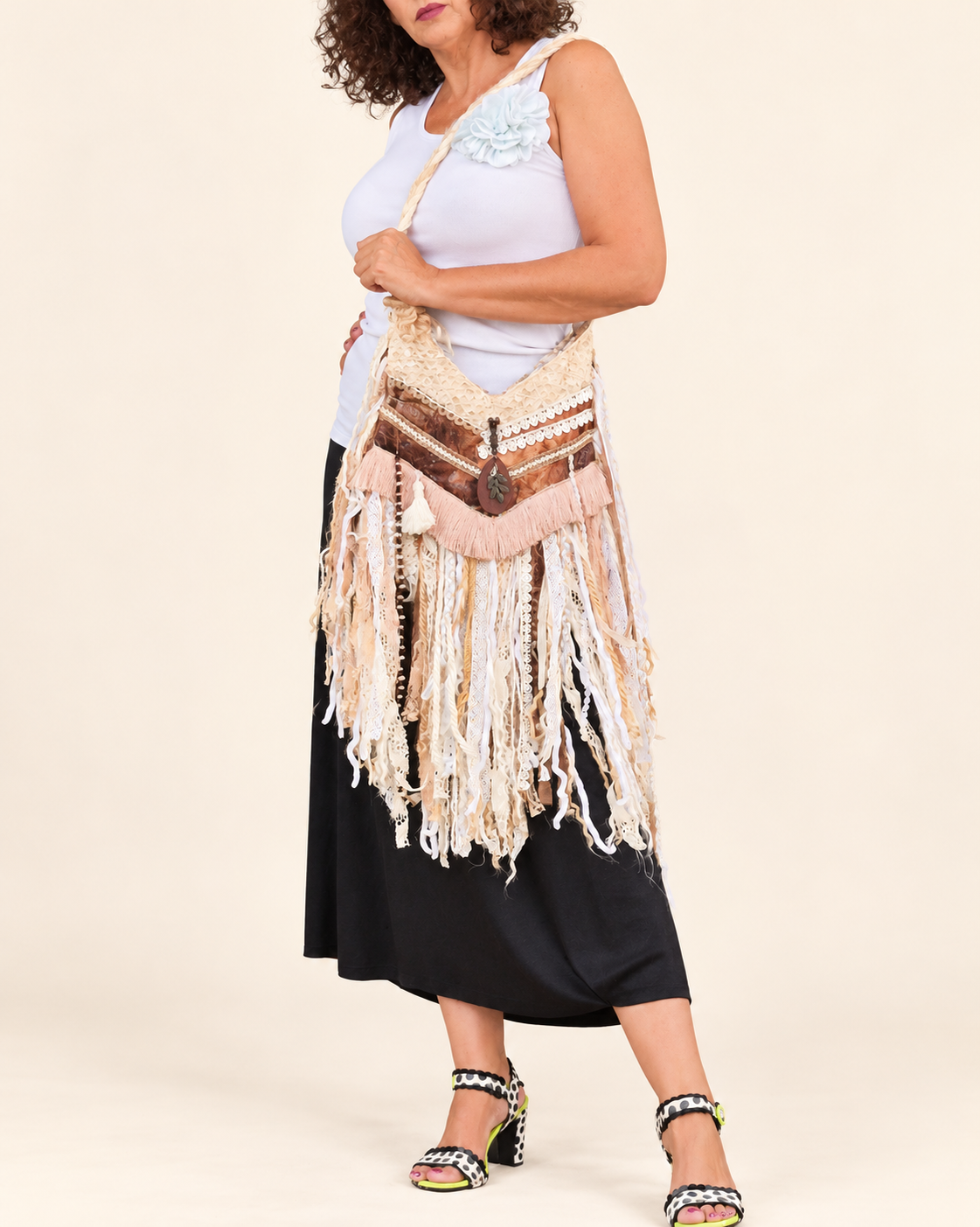 Bolso boho cordoba sobre fondo marfil