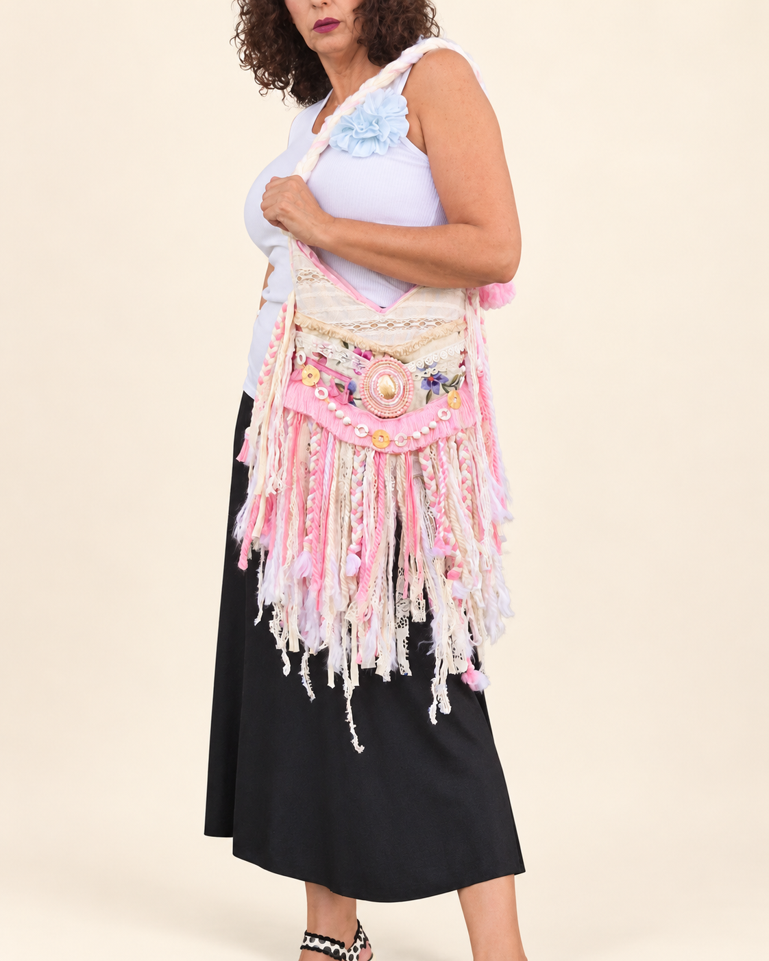 Bolso boho malaga sobre fondo marfil