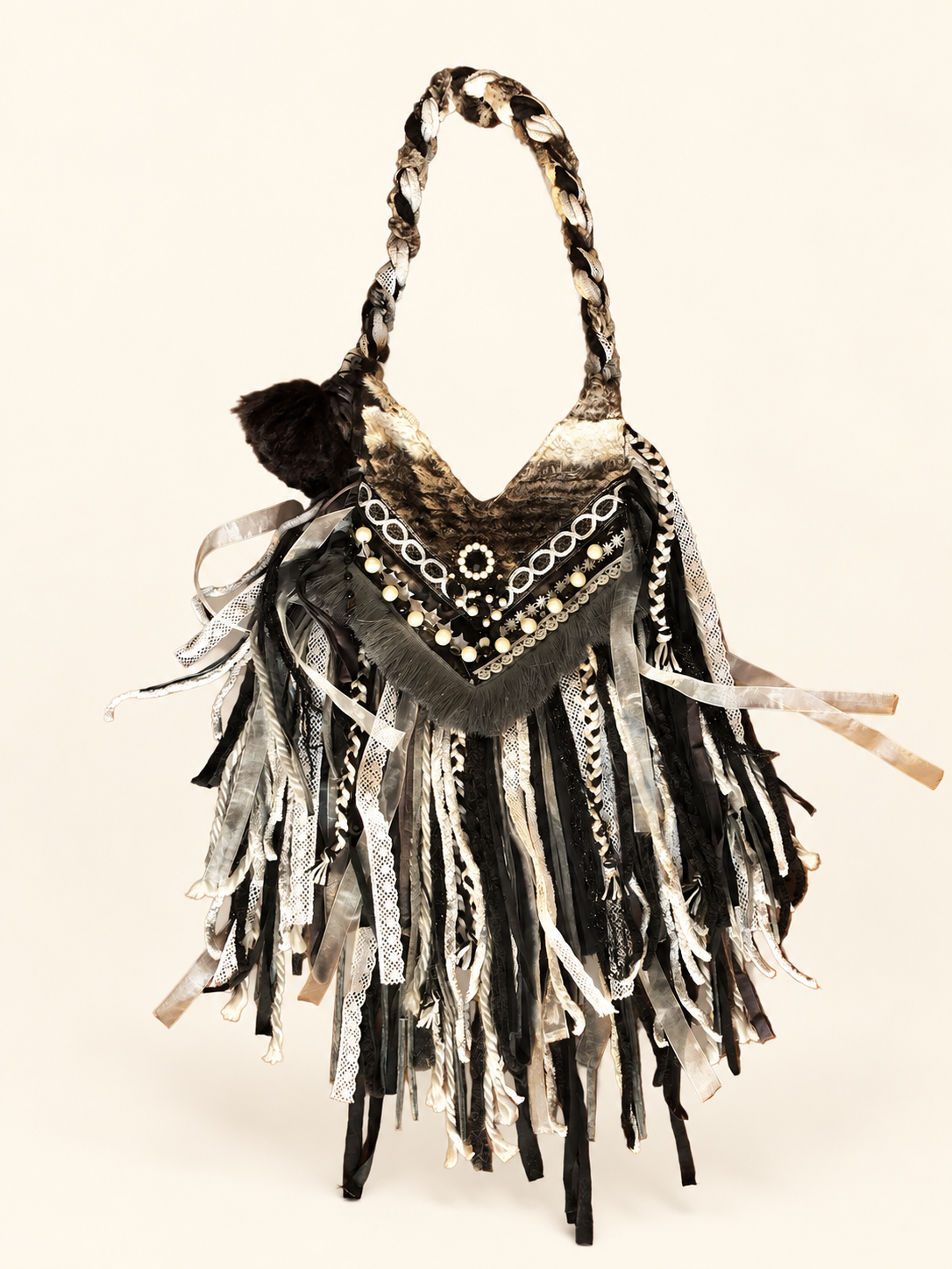Bolso boho sevilla sobre fondo marfil