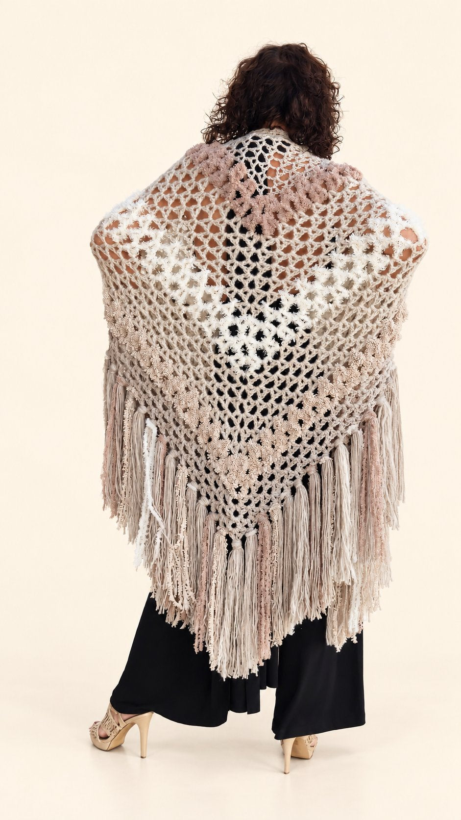 Chal Estefanía beige y rosa palo con diferentes texturas y flecos, vista de espalda, fondo crema