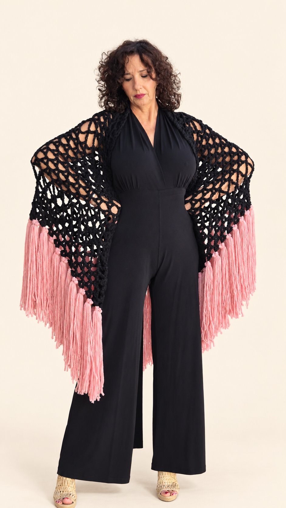Chal Piluka negro con flecos rosa chicle, frontal con el chal abierto, fondo crema