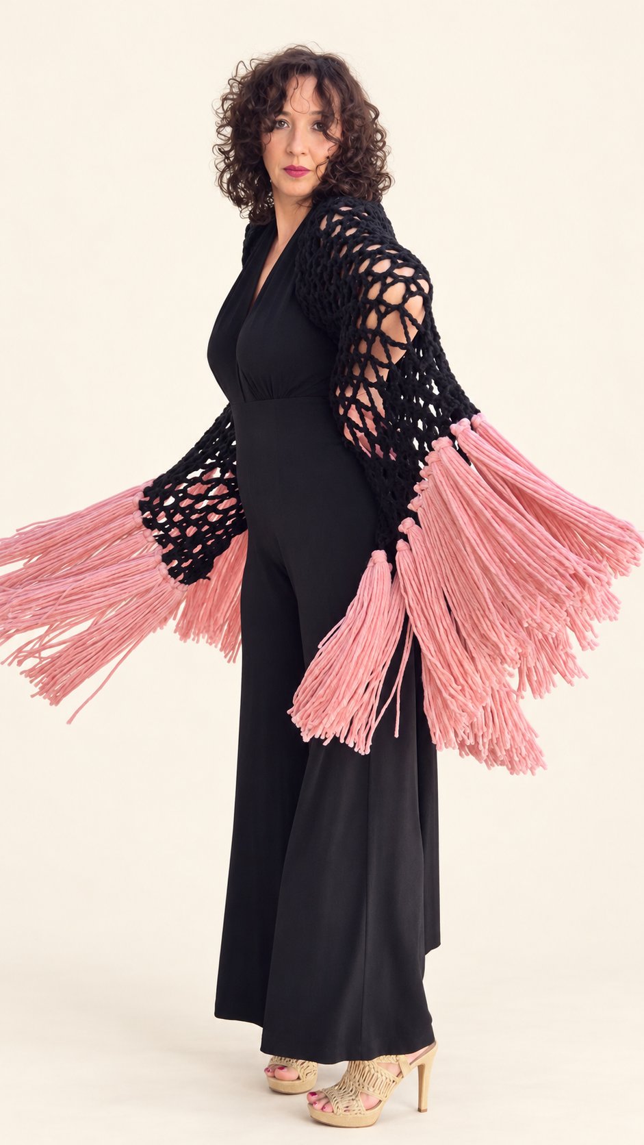 Chal Piluka negro con flecos rosa chicle, flecos en movimiento, fondo crema