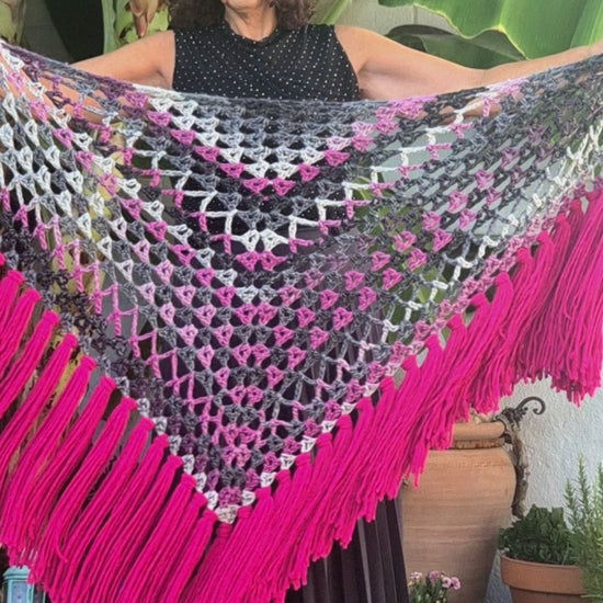 Vídeo del mantón Jimena artesanal en degradado de fucsia y grises