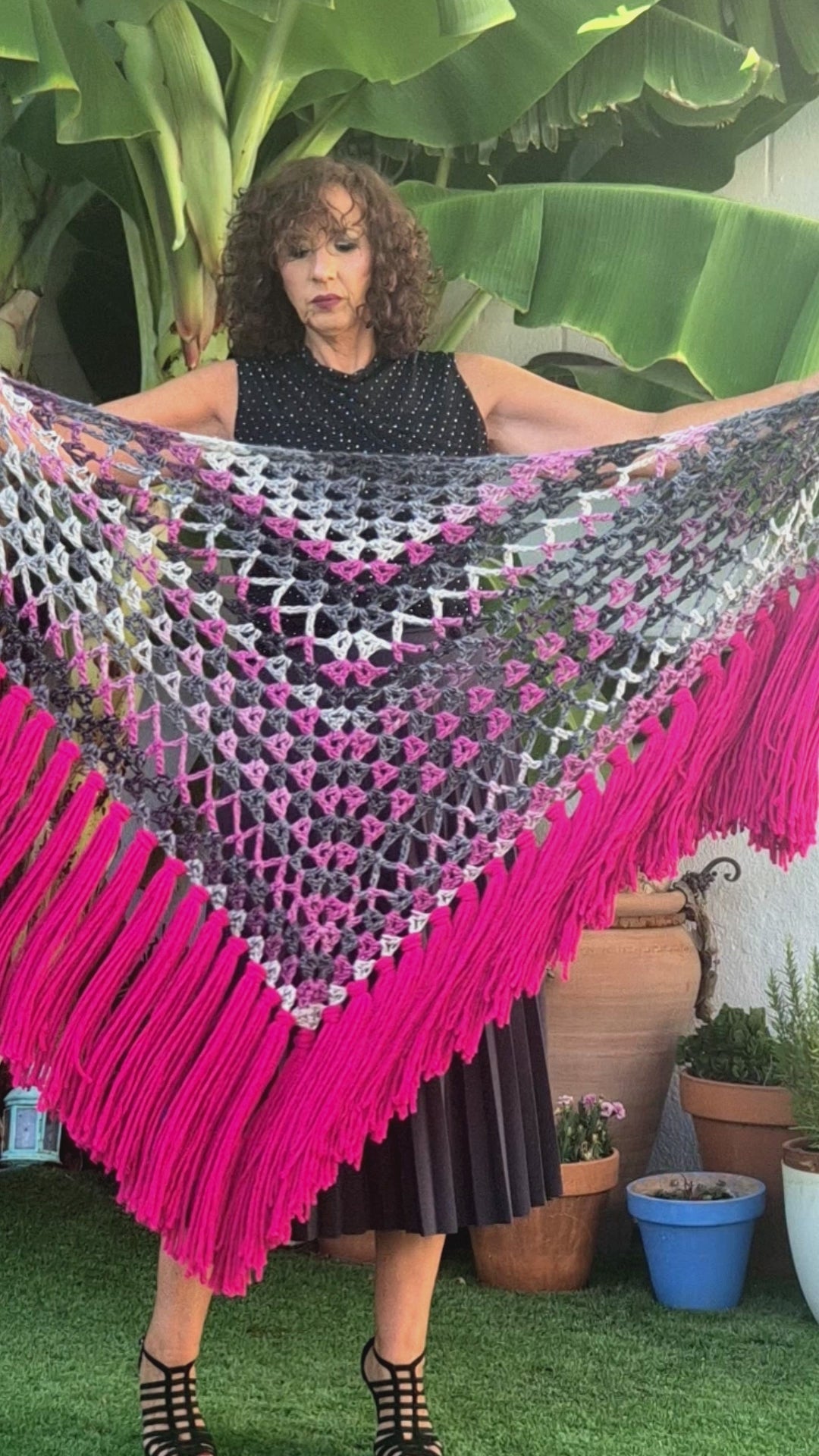 Vídeo del mantón Jimena artesanal en degradado de fucsia y grises