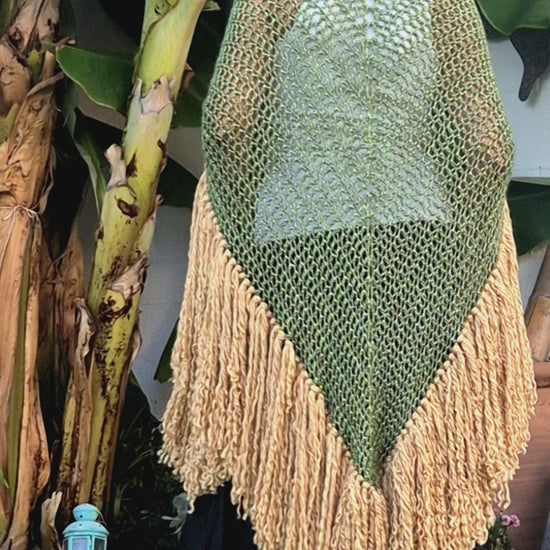 Vídeo del mantón Olga artesanal verde con flecos camel