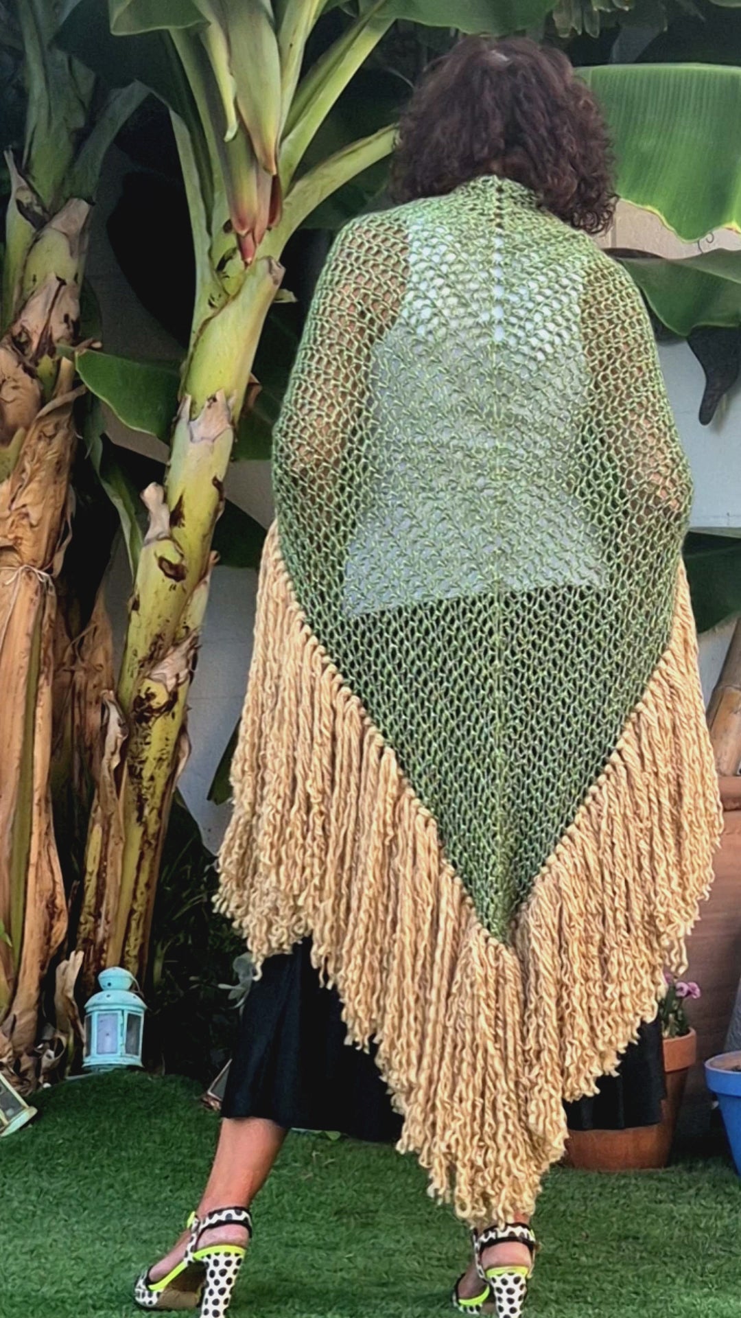 Vídeo del mantón Olga artesanal verde con flecos camel