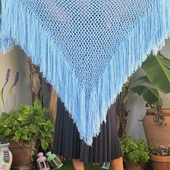 Vídeo del mantón Aura artesanal azul de lana, seda y organdí