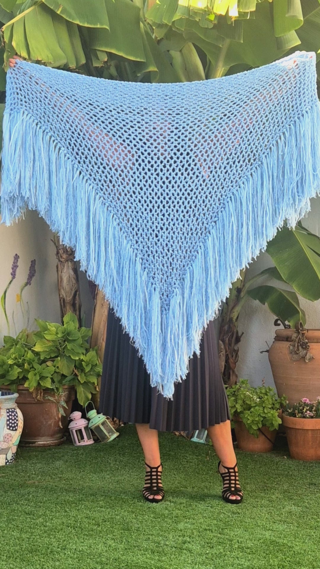 Vídeo del mantón Aura artesanal azul de lana, seda y organdí