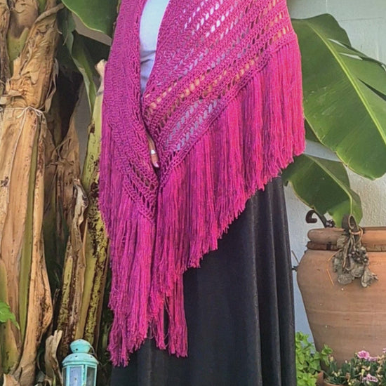 Vídeo del mantón Daniela artesanal fucsia
