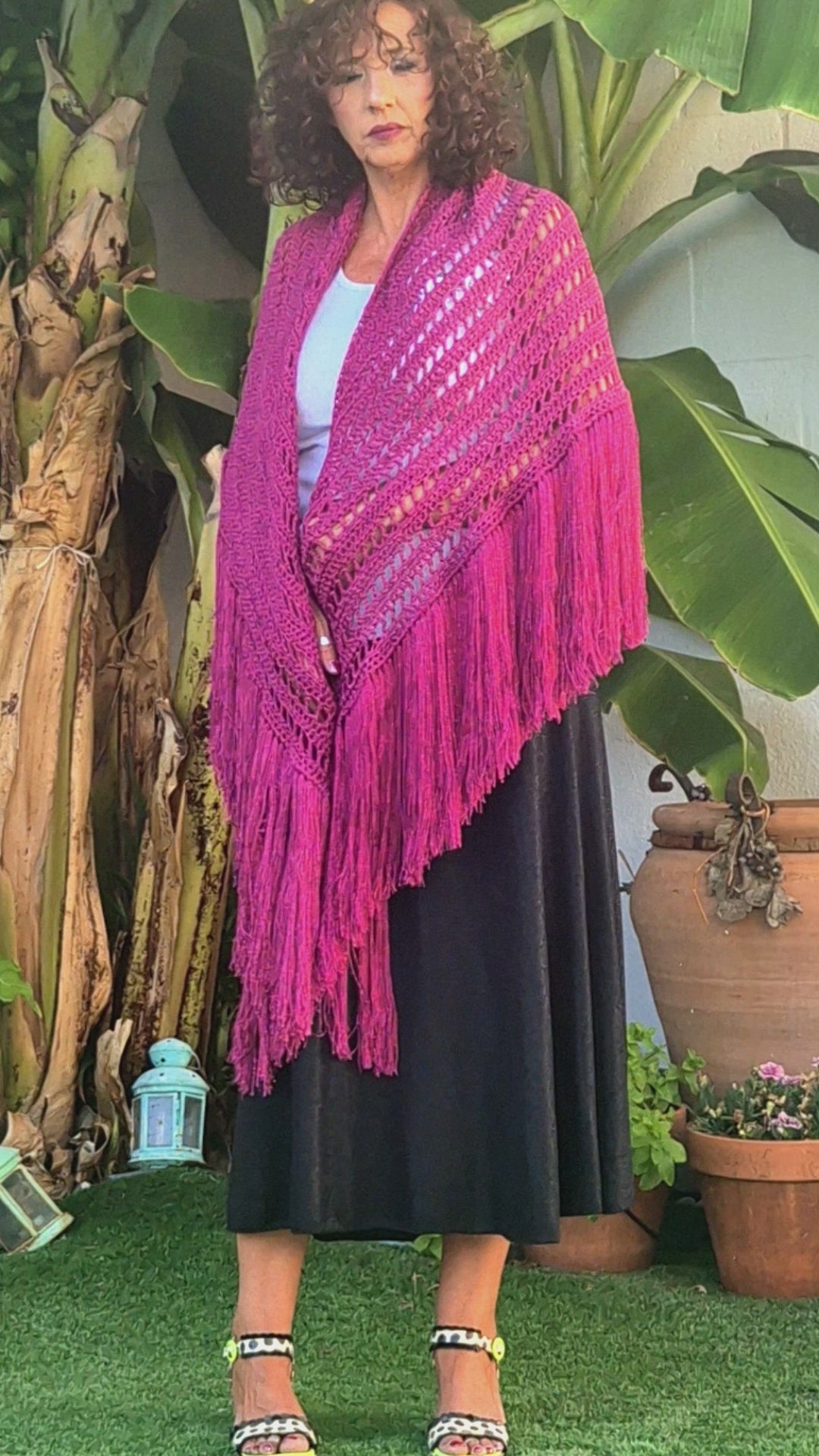 Vídeo del mantón Daniela artesanal fucsia