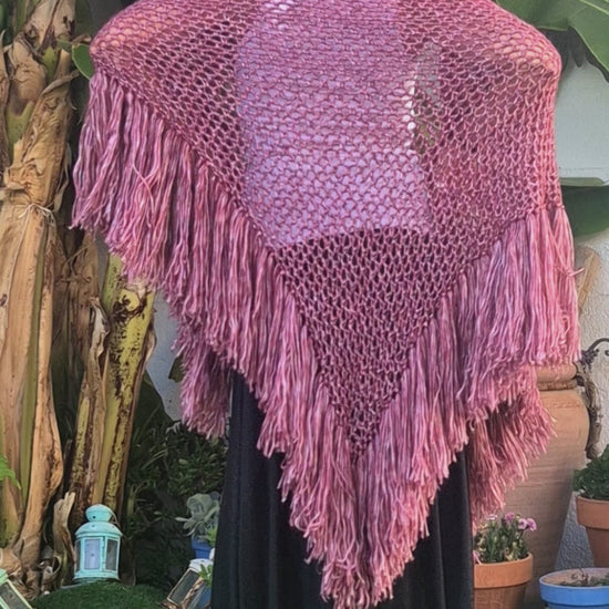 Vídeo del mantón Chloe artesanal de punto calado en rosa empolvado con flecos largos