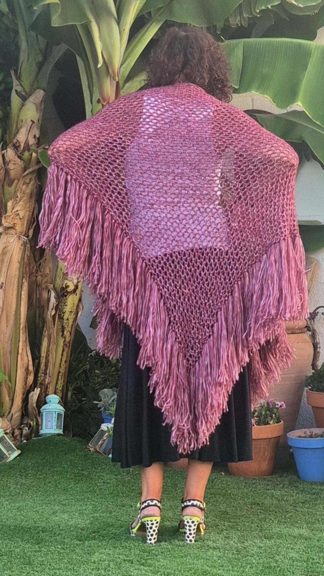 Vídeo del mantón Chloe artesanal de punto calado en rosa empolvado con flecos largos