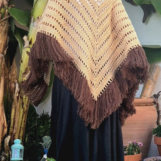 Vídeo del mantón Nicole artesanal en marrón chocolate y camel
