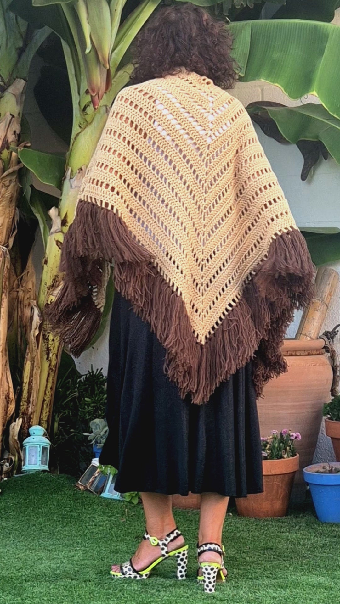 Vídeo del mantón Nicole artesanal en marrón chocolate y camel