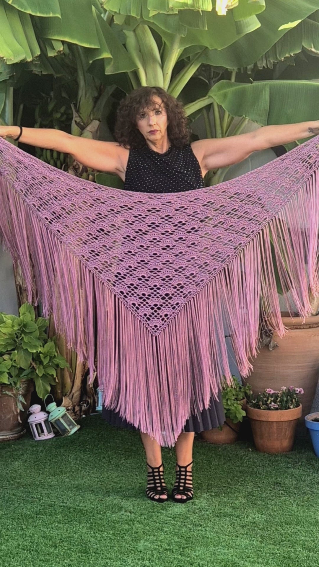 Vídeo 2 del mantón Lucía artesanal de seda en rosa maquillaje